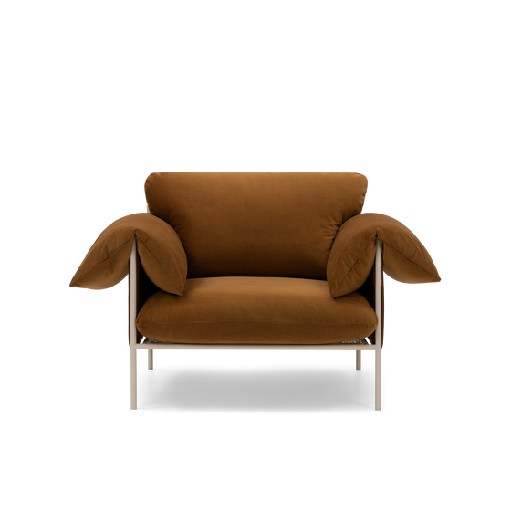ELLISON STUDIOS. Alva armchair in brown malibu cognac.