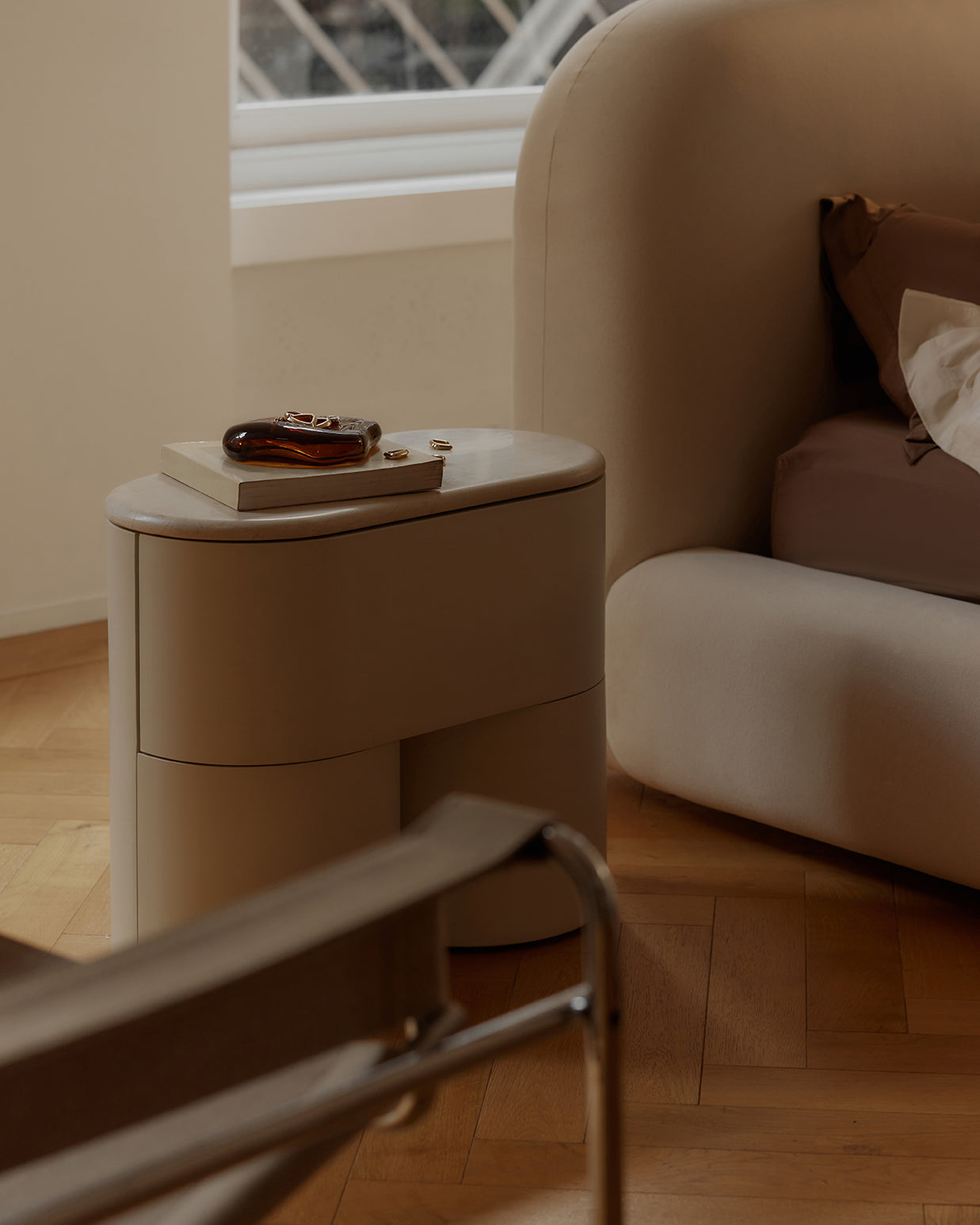 Fin Bedside - [ Tofu & Marble Cosmos Crema ]