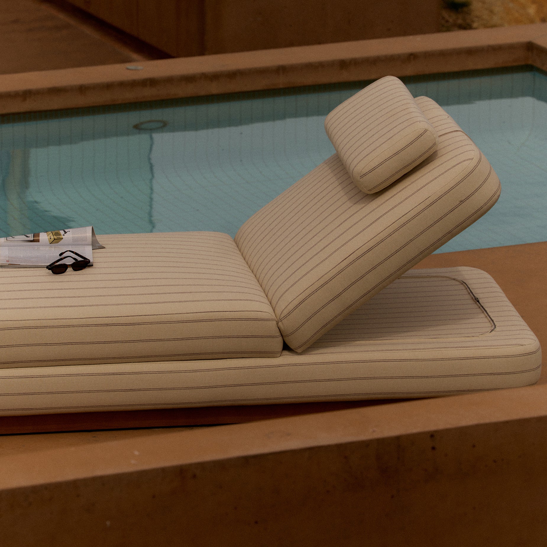 Stack Outdoor Sun Lounge - [ Terra Crema ]