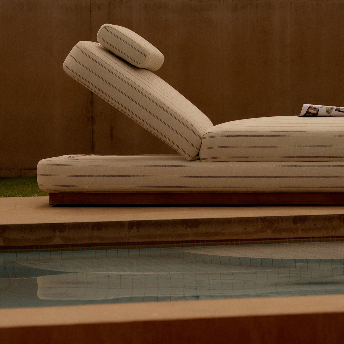 Stack Outdoor Sun Lounge - [ Terra Crema ]